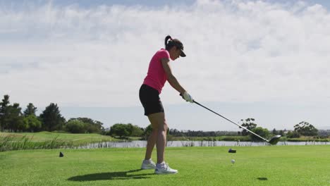 Kaukasische-Frau,-Die-Golf-Spielt-Und-Einen-Schlag-Aus-Dem-Bunker-Macht