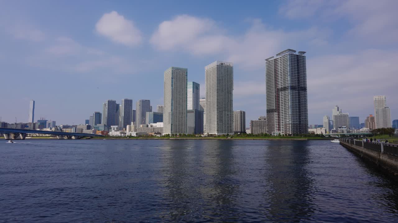 parque toyosu en tokio en un día despejado y soleado en japón, cámara lenta estableciendo el tiro