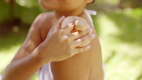 Close-up-on-skin-brush-on-shoulder