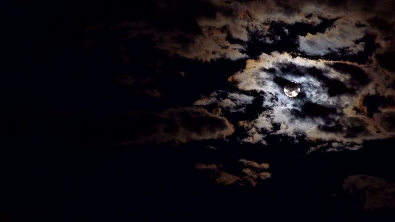 아름다운 보름달과 구름 어두운 밤 하늘