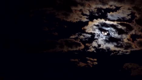 hermosa luna llena y nubes cielo nocturno oscuro
