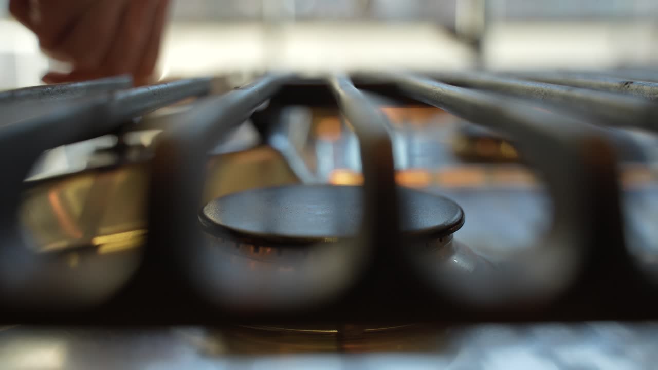 아침 아침 식사를 조명하는 스토브  ⁇ 빛 현대 가스 스토브