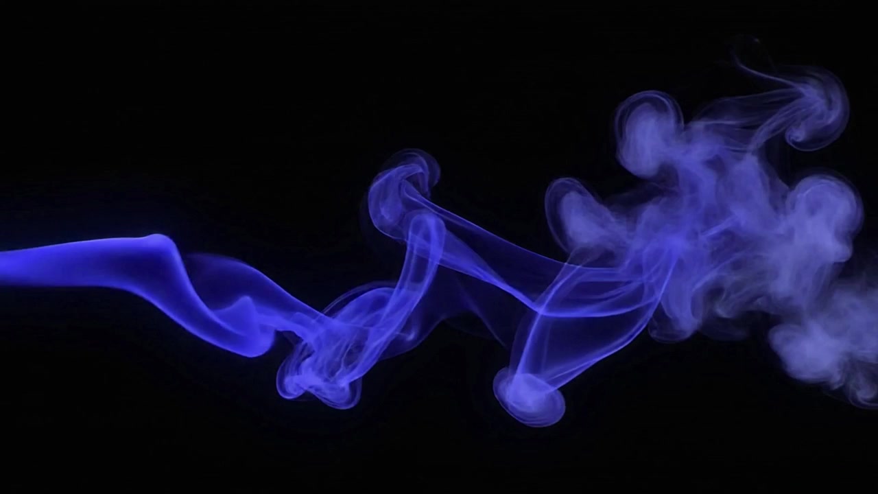 Abstract Fumo blu che gira su uno sfondo nero