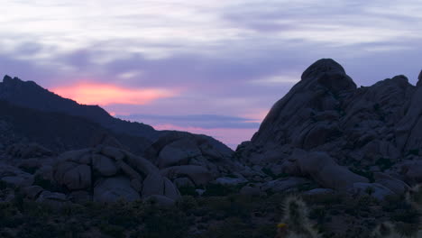 Panorámica-De-Lapso-De-Tiempo-De-Puesta-De-Sol-Detrás-De-Las-Nubes-En-El-Desierto