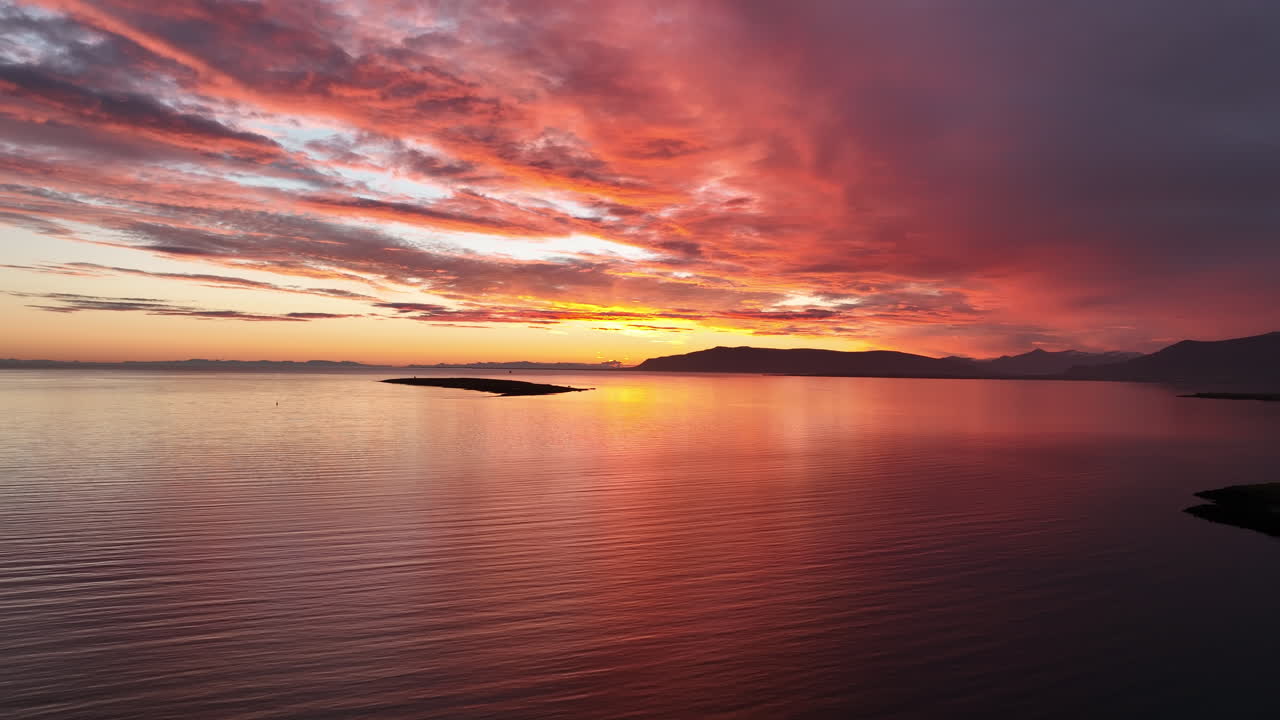 레이크야비크 아이슬란드 의 바다 위 의 해 가 지는 모습