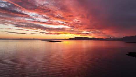 puesta de sol sobre el mar en reykjavik islandia vista aérea
