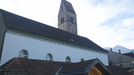 sonnenaufgang licht auf der kathedrale | früh am morgen interlaken schweiz immersives reisen tourismus bergseite tal resort stadt, europa, wandern, wackelig, 4k