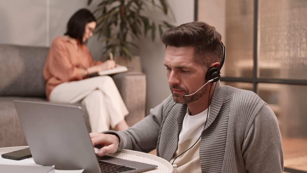 Callcenter-medarbejder arbejder hjemmefra