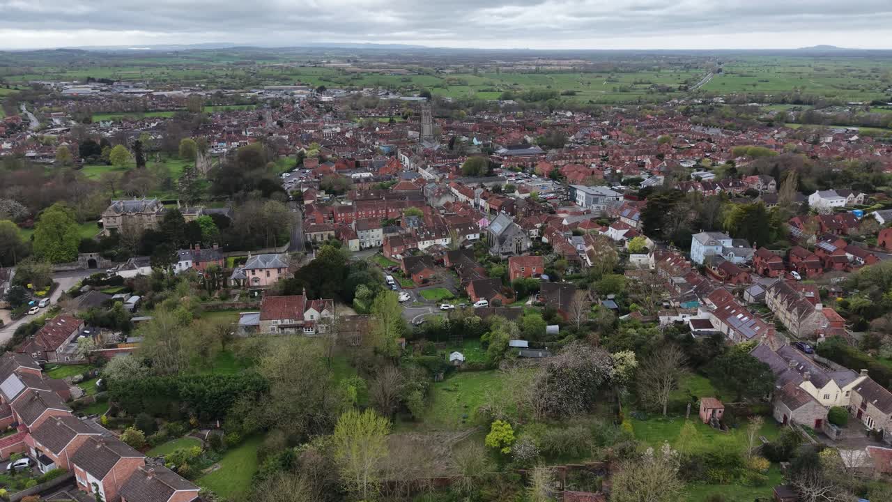 Inquadratura ravvicinata con drone a bassa quota della città di Glastonbury nel Somerset, Regno Unito, case e strade.