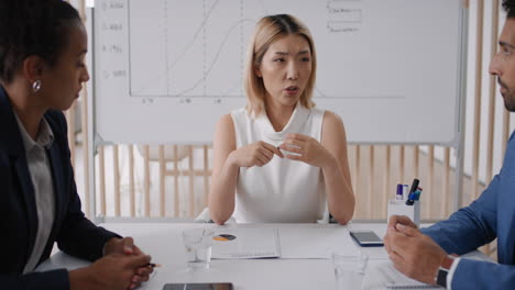 hermosa mujer de negocios asiática líder de equipo reuniéndose con colegas compartiendo ideas creativas discutiendo la estrategia corporativa en la sala de juntas de la oficina