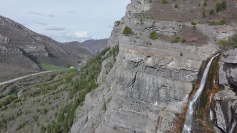 Paisaje-De-Montaña-Pan-Hacia-Las-Cataratas-Del-Velo-Nupcial-En-El-Cañón-American-Fork,-Utah-Durante-La-Primavera