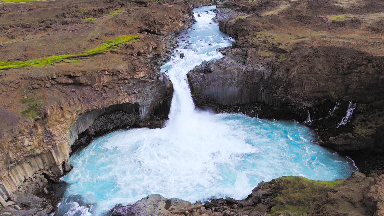 vista aérea de un avión no tripulado de la cascada de aldeyjarfoss en el norte de islandia.