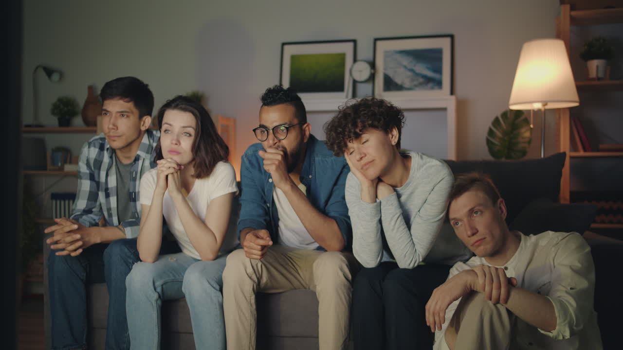 친구들이 집에서 tv를 보고 있습니다.