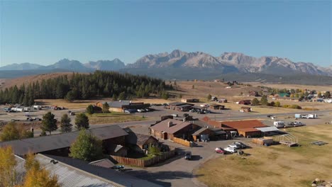 Eine-Etwas-Höhere-Aussicht-In-Der-Nähe-Des-Mountain-Village-Resort-In-Stanley,-Id---Herbst-2021