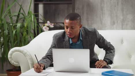 El-Tutor-Negro-Escucha-Al-Estudiante-Haciendo-Un-Informe-En-Una-Lección-En-Línea