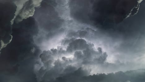 espesas nubes en el cielo con relámpagos en ellas