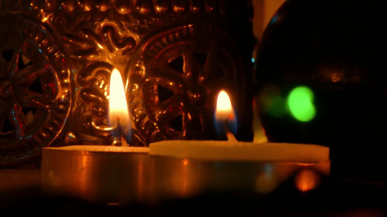 dos luces de velas en navidad