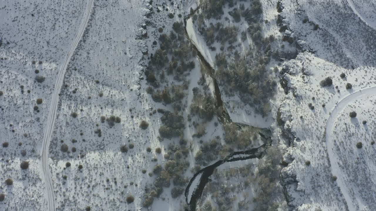 toma aérea de un dron del río cubierto de nieve