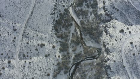 Toma-Aérea-De-Un-Dron-Del-Río-Cubierto-De-Nieve