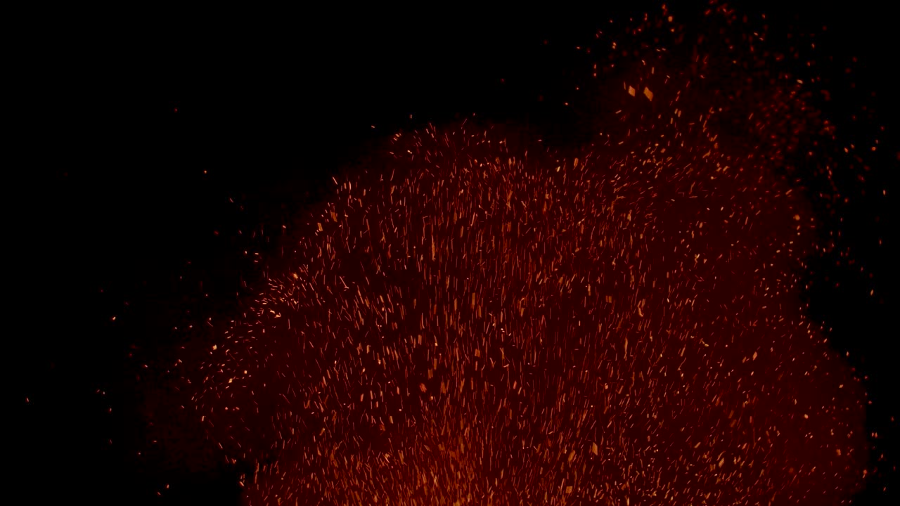 intensa hoguera caliente y enormes llamas brillantes con brasas voladoras por la noche