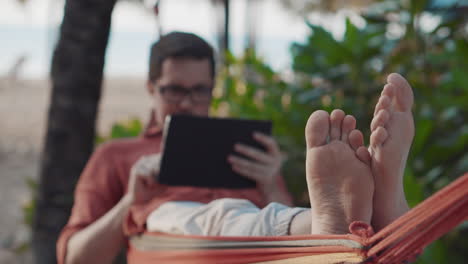vacaciones relajantes en la playa con tableta