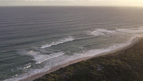 Luftaufnahme-über-Die-Küstenvegetation-Und-Das-Meer-Am-Punkt-Lonsdale