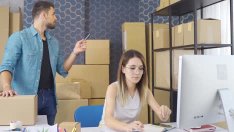pedidos de paquetes, la recepción de pedidos en el comercio electrónico, el emprendimiento.