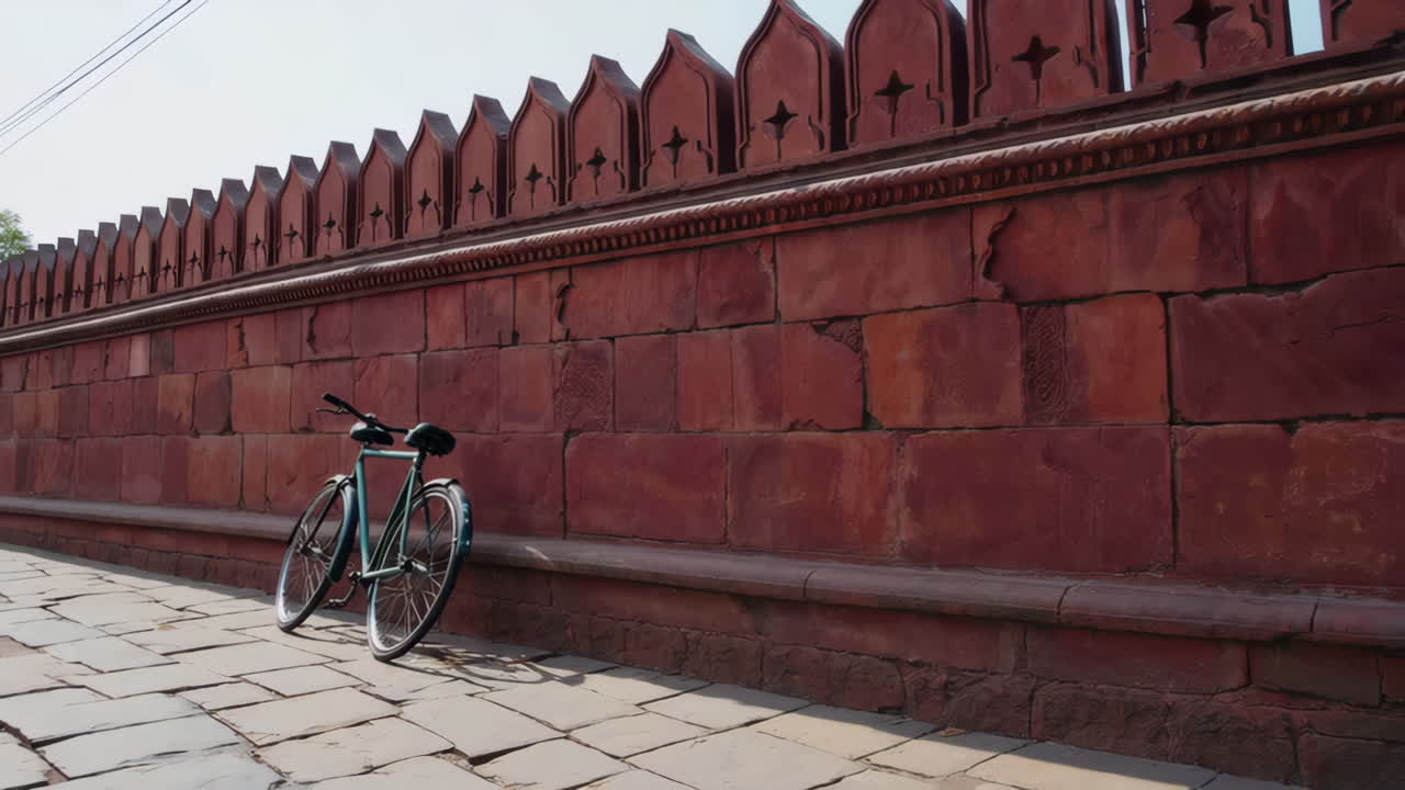Bicicletta d'epoca appoggiata a un muro di pietra rossa