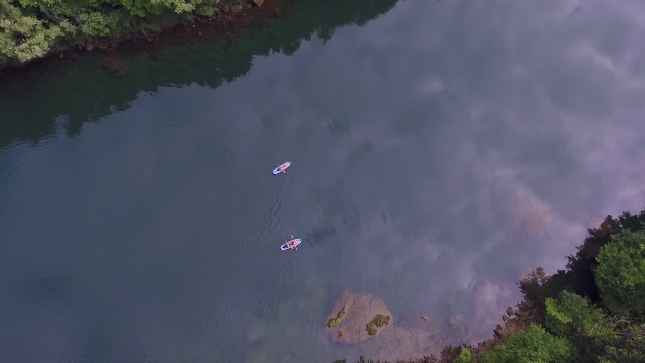 Due bellissime barche kayak nel fiume, vista aerea dall'alto.