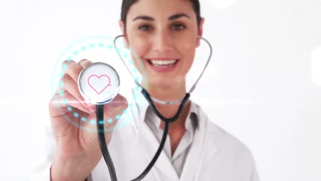 un médico sonriente con un estetoscopio que muestra los latidos del corazón