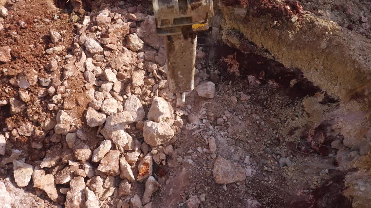 máquina de perforación industrial en acción. vista de arriba hacia abajo