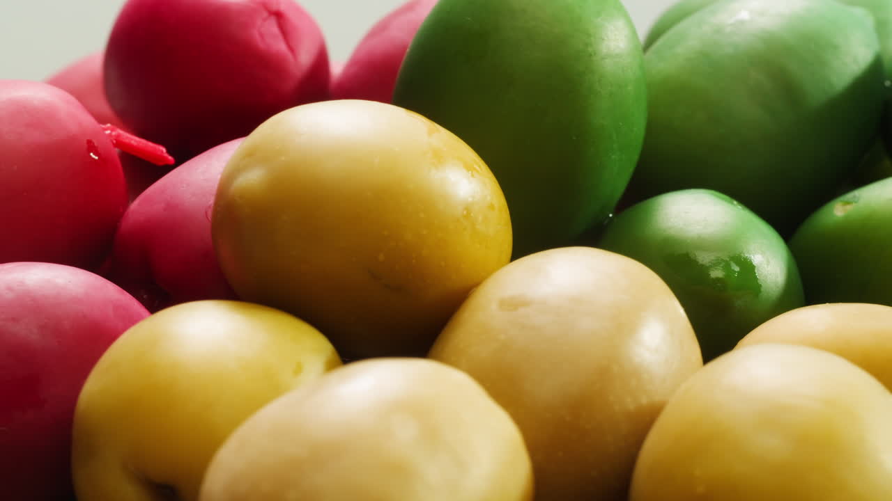 고품질의 4k 영상으로 그리스에서 배경으로 인 둥근 녹색 올리브.