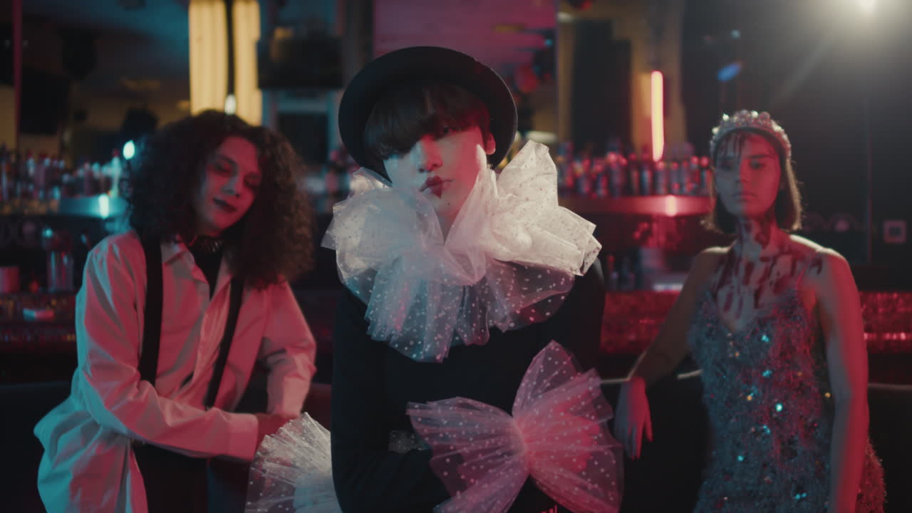 tres amigos mirando a la cámara.