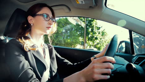 mujer de negocios conduciendo con una expresión neutral