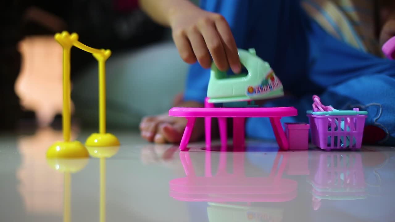 lindo juguete de hierro hecho de plástico