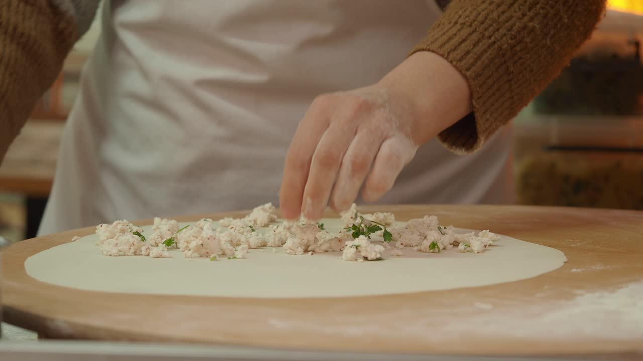 Preparare cibo con pasta e ripieno