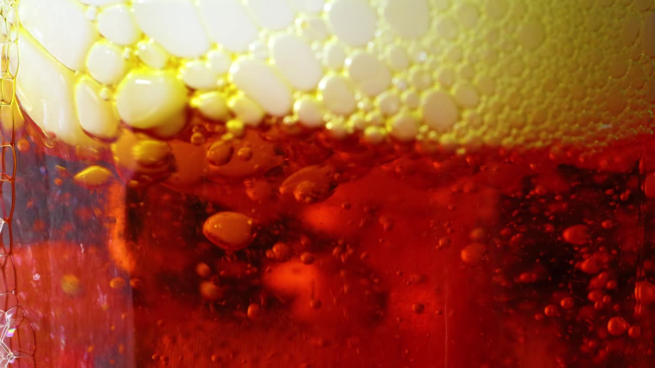 은 액체에서 거품을 만드는 건조 얼음의 클로즈업, 역동적인 반응과 생생한 색을 보여주는