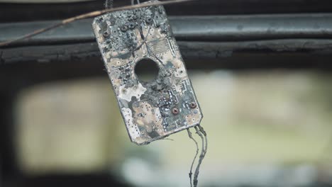 Interior-Del-Vehículo-Destruido,-Incline-Hacia-Arriba-Y-Enfóquese-En-La-Placa-De-Circuito-Colgante