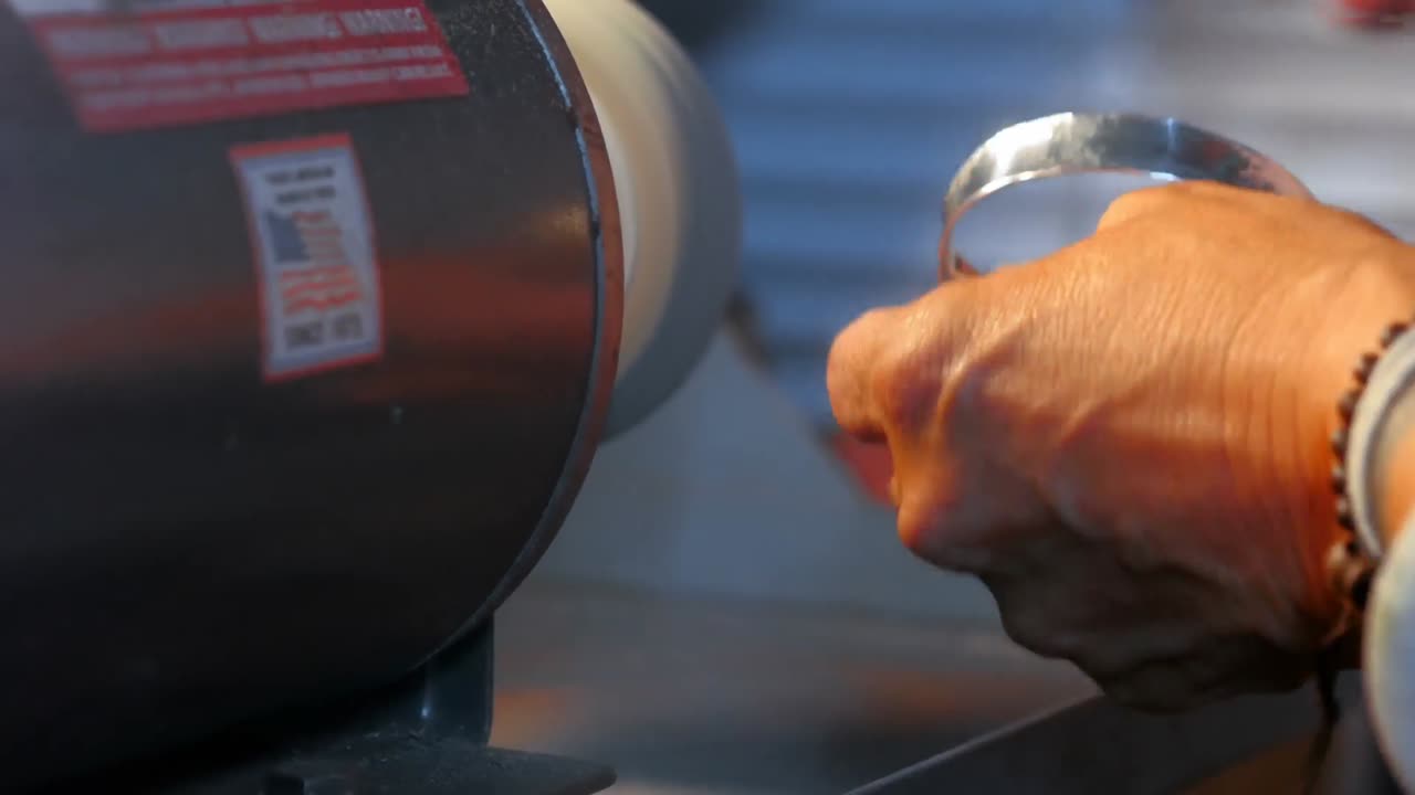 반지를 준비하는 장인 여자