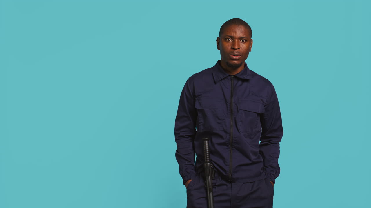 유니폼을 입은 경비원이 일하던 중 놀랐고, "와우"라고 말했습니다.