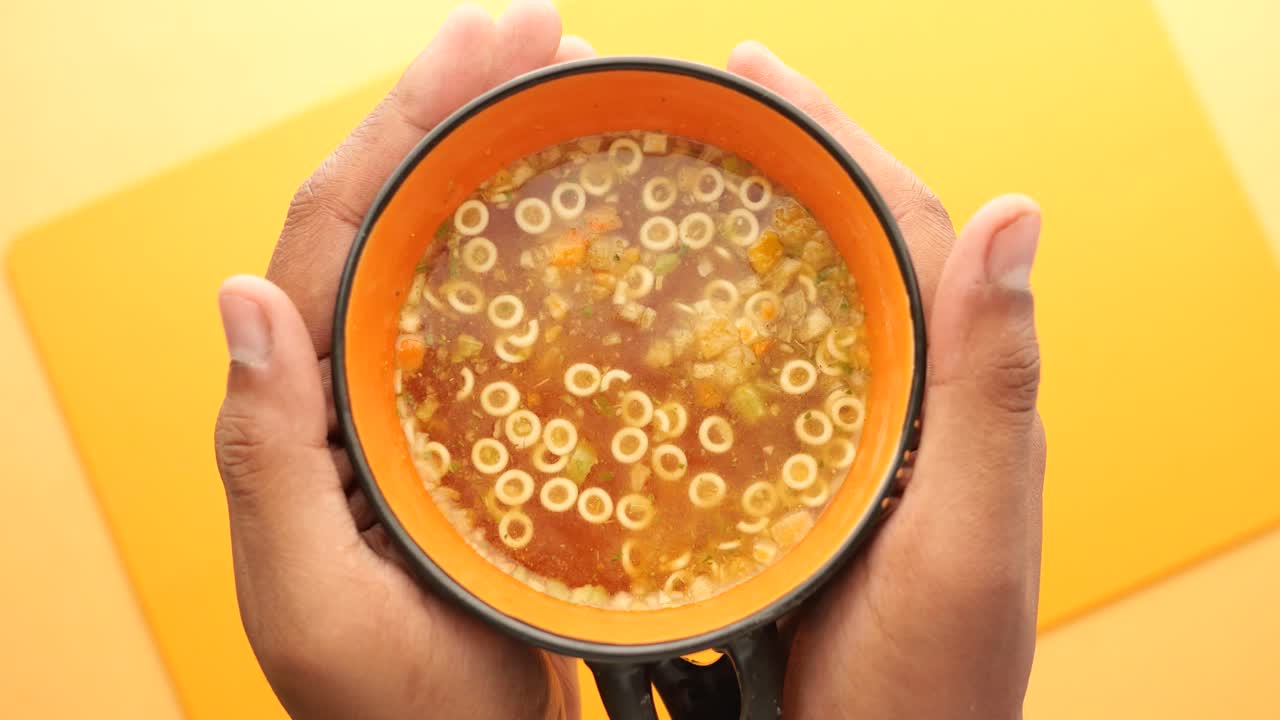 Zuppa di tazza istantanea in una tazza sul tavolo