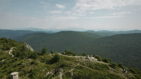 toma de drones de sabotin de montaña y montañas cercanas en el lado esloveno e italiano