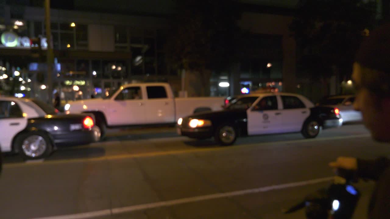 경찰차가 지역 거리를 순항합니다.