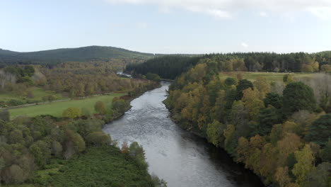 Vista-Aérea-Del-Río-Dee-Cerca-De-La-Ciudad-Escocesa-De-Ballater-En-El-Parque-Nacional-De-Cairngorms,-Aberdeenshire