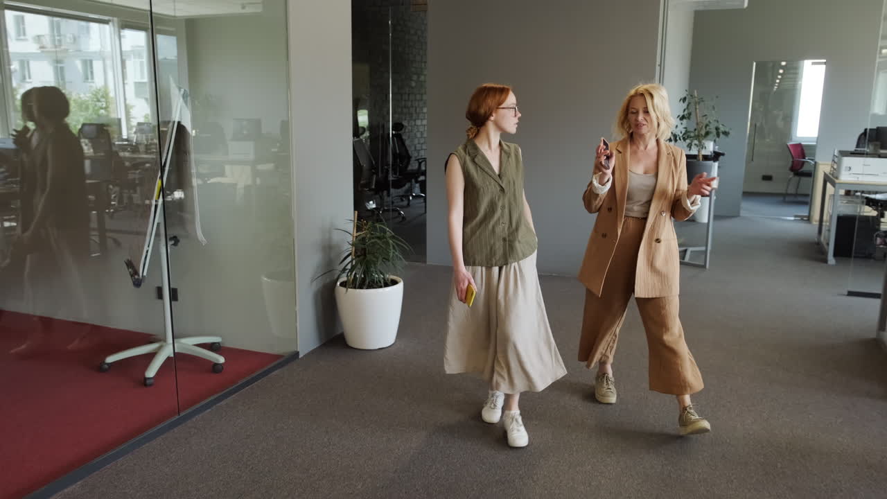 현대 사무실에서 말하는 여성 노동자