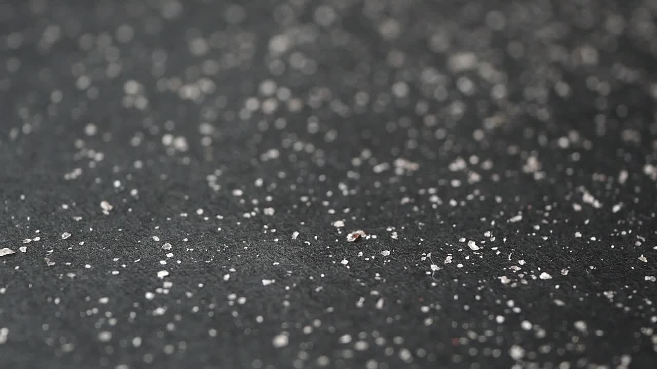 어두운 표면에서 소금의 클로즈업