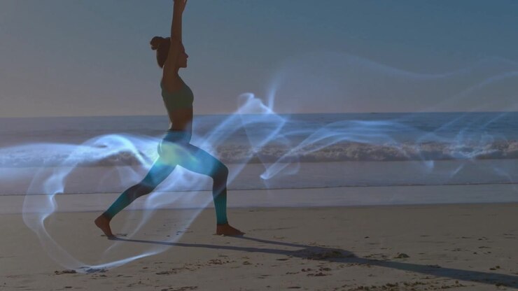 Praticante di yoga che fa un passo, con un nastro blu che inizia ad avvolgere le gambe mentre si lancia nella posizione del guerriero I.