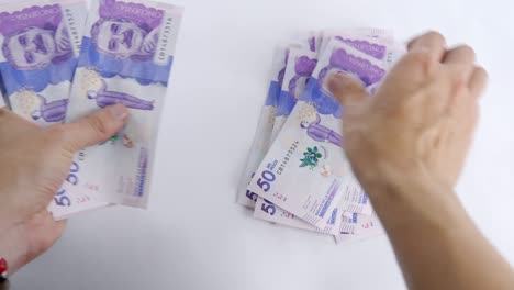 las manos contando colombiano