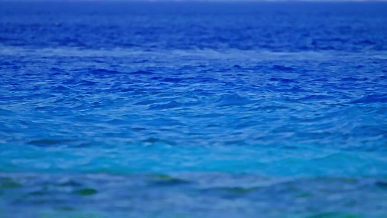 Agua serena de océano azul profundo con pequeñas olas