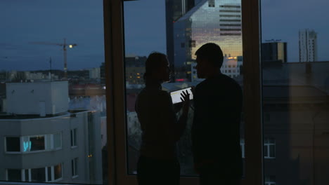 Paar-Benutzt-Pad-Und-Genießt-Den-Blick-Auf-Die-Abendstadt